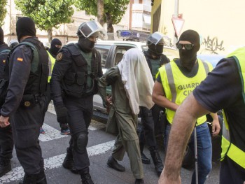 Испанская полиция, обезвреживает преступников