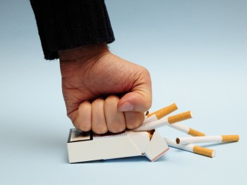 Жители Испании постепенно отказываются от курения