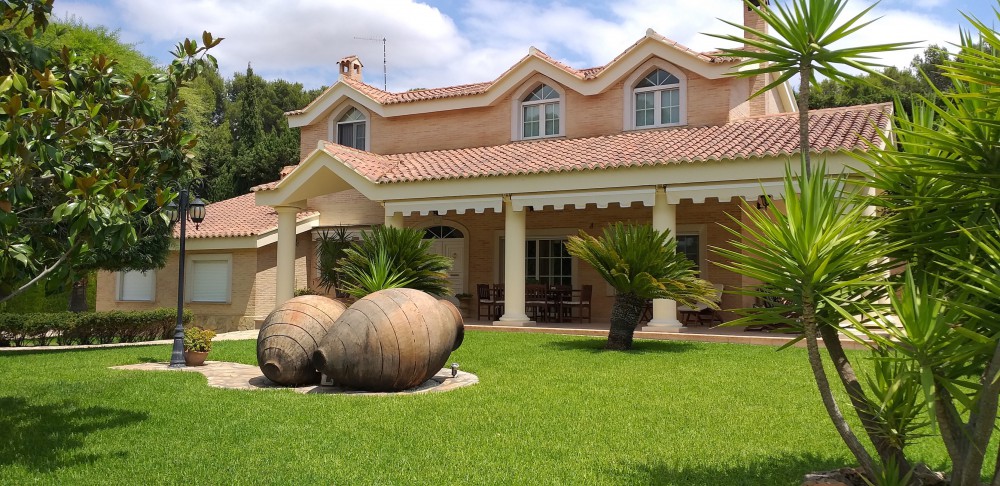Classical style Villa in the suburbs of Valencia (Chiva).