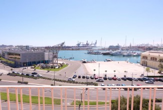 Пентхаус с видом на порт Валенсии.